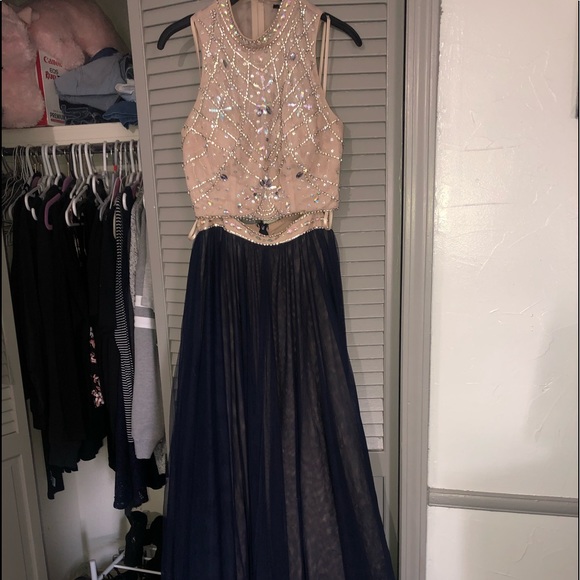 PROM DRESS - Picture 2 of 5